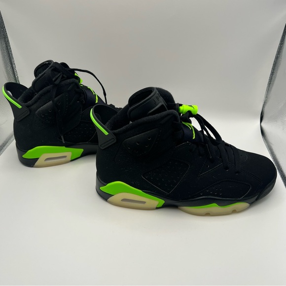 Air Jordan 6 Retro Sneaker - Picture 2 of 8